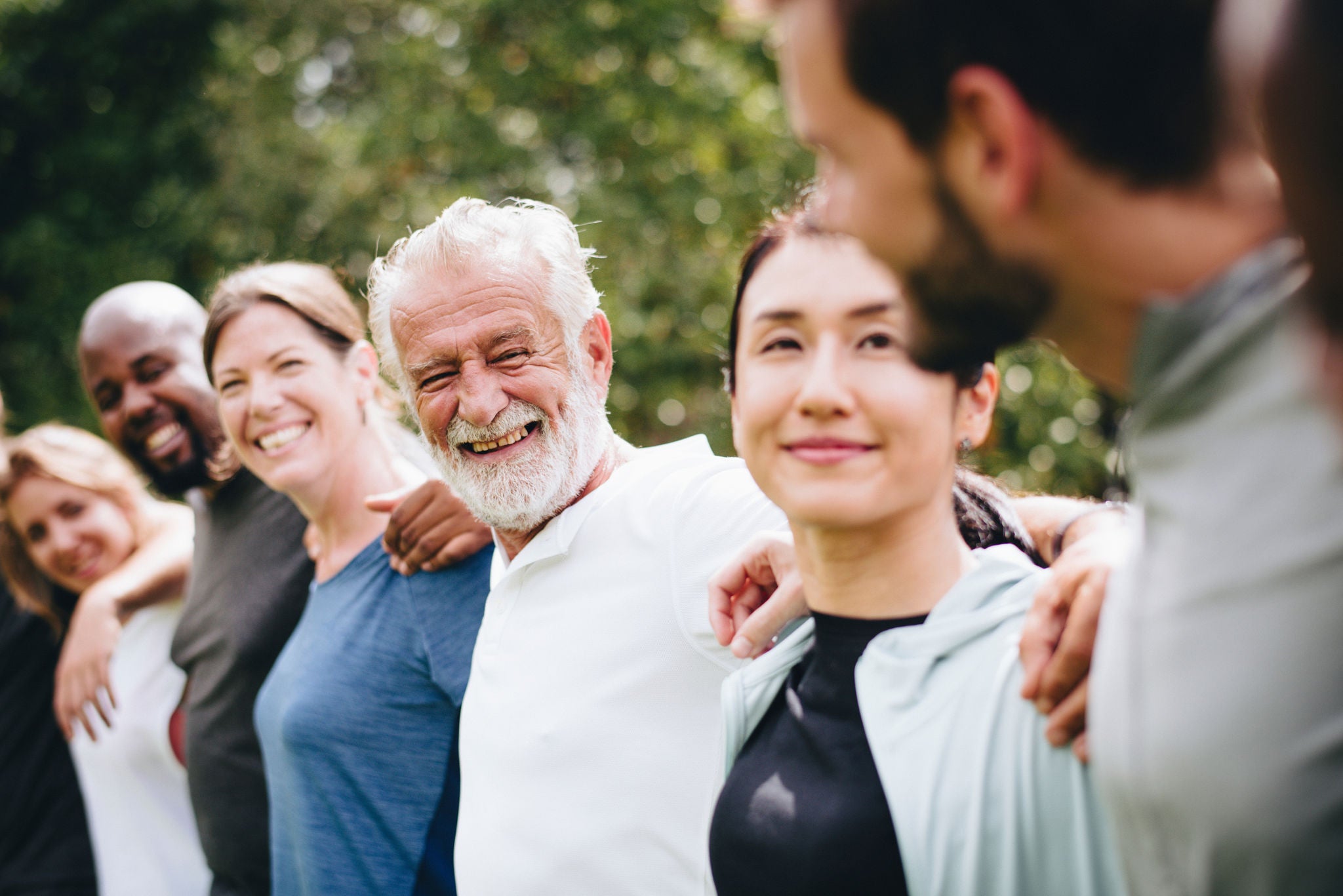 Groupe de personnes heureux dans le parc