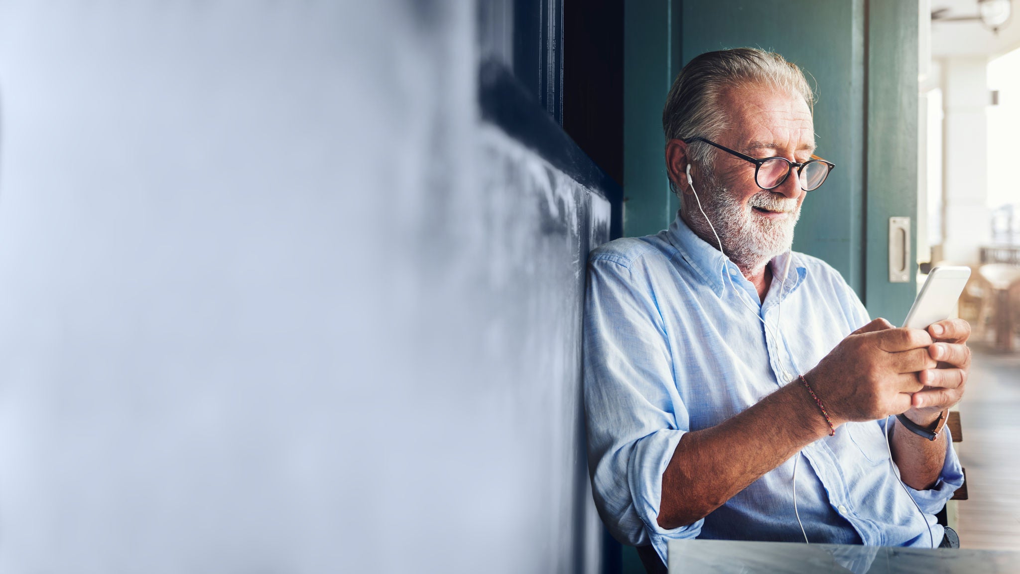 Homme retraité qui consulte son téléphone intelligent